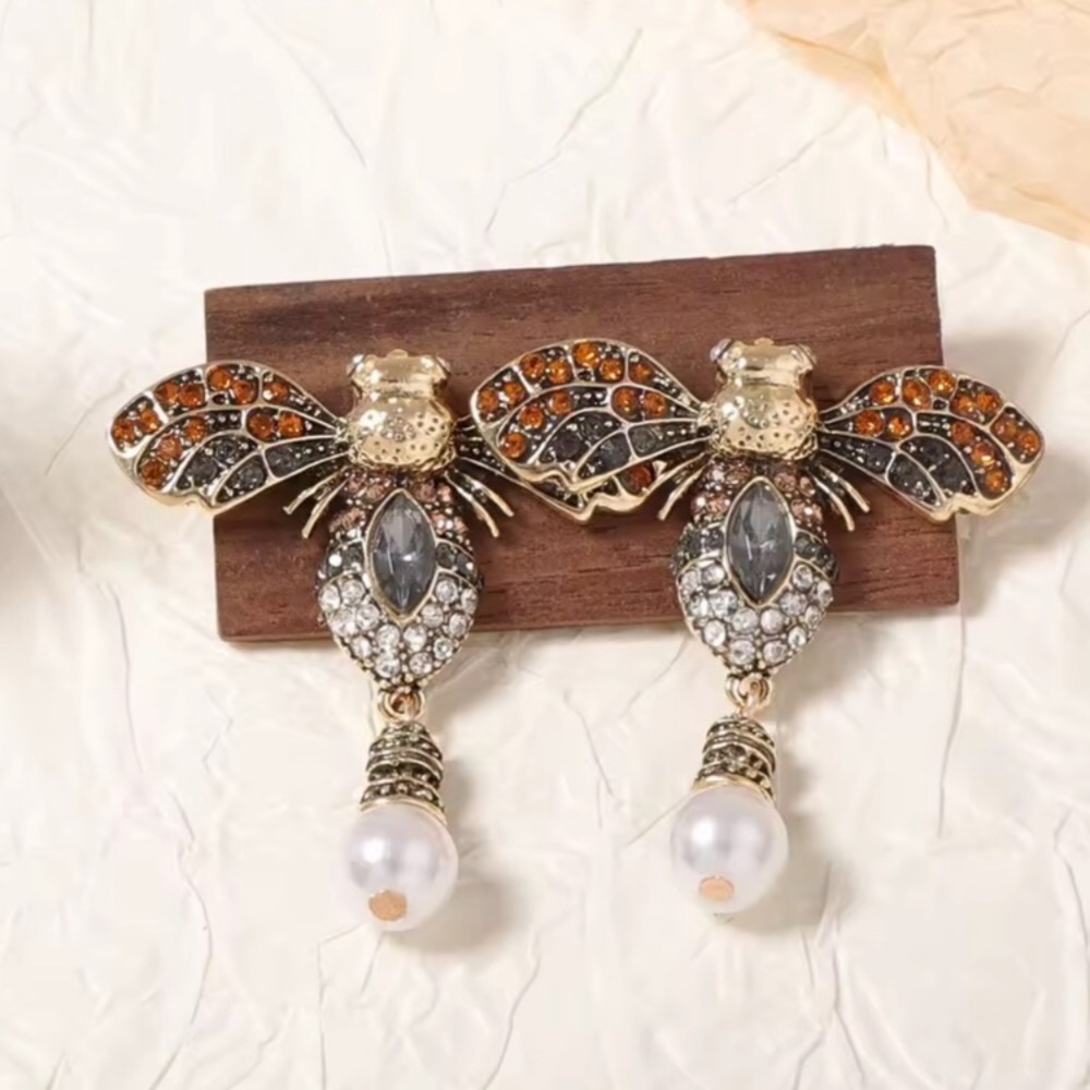 Queen Bee Earrings/ gold/ diamond 18k gold plated
Luxury